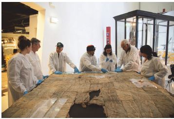 Photo of the conservation of Yorta
Yorta possum skin cloak with Elders: Conservation
museum staff: Bunjilaka, Melbourne Museum, 2013.
Photo courtesy of Museum Victoria / Photographer: John Patten.